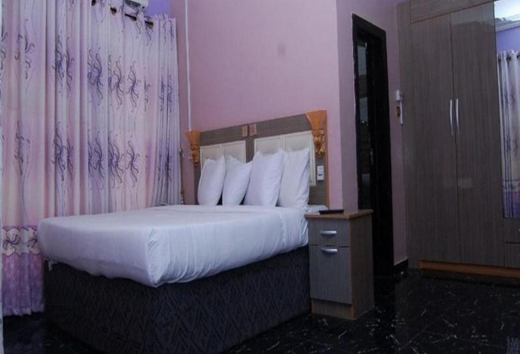 ROYAL PARK HOTEL AND SUITES, 29 IZUKA OKOLO STREET,OFF SUMMIT ROAD,  ASABA DELTA STATE. For Easy Bookings And Reservations, Please Contact Cloza App Representative On Call And Watsapp. Details Below