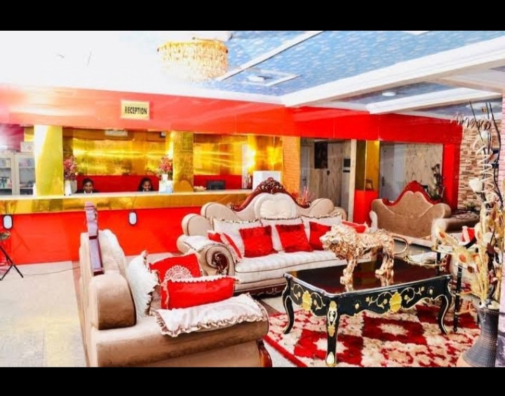 LIMOH SUITES GOLD, NO 45 IBUDE STREET OFF BOUNDARY ROAD GRA, BENIN CITY, EDO STATE. For Easy Bookings And Reservations, Please Contact Cloza App Representative On Call And Watsapp. Details Below