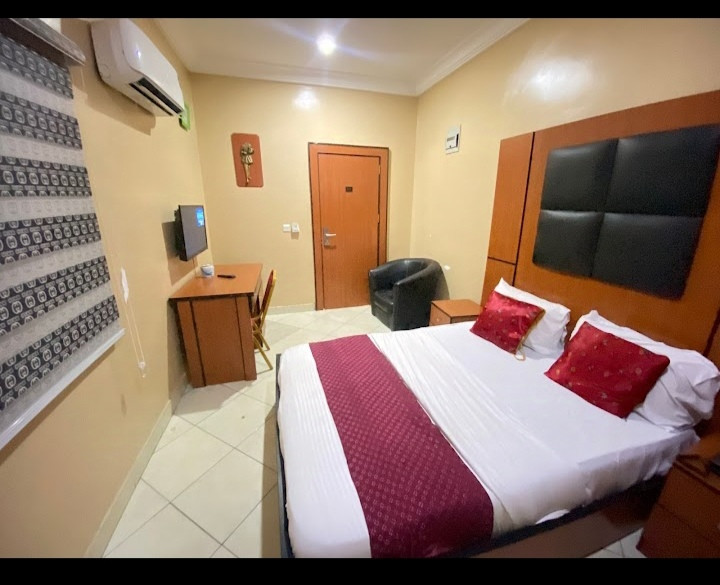 LIMOH SUITES GOLD, NO 45 IBUDE STREET OFF BOUNDARY ROAD GRA, BENIN CITY, EDO STATE. For Easy Bookings And Reservations, Please Contact Cloza App Representative On Call And Watsapp. Details Below