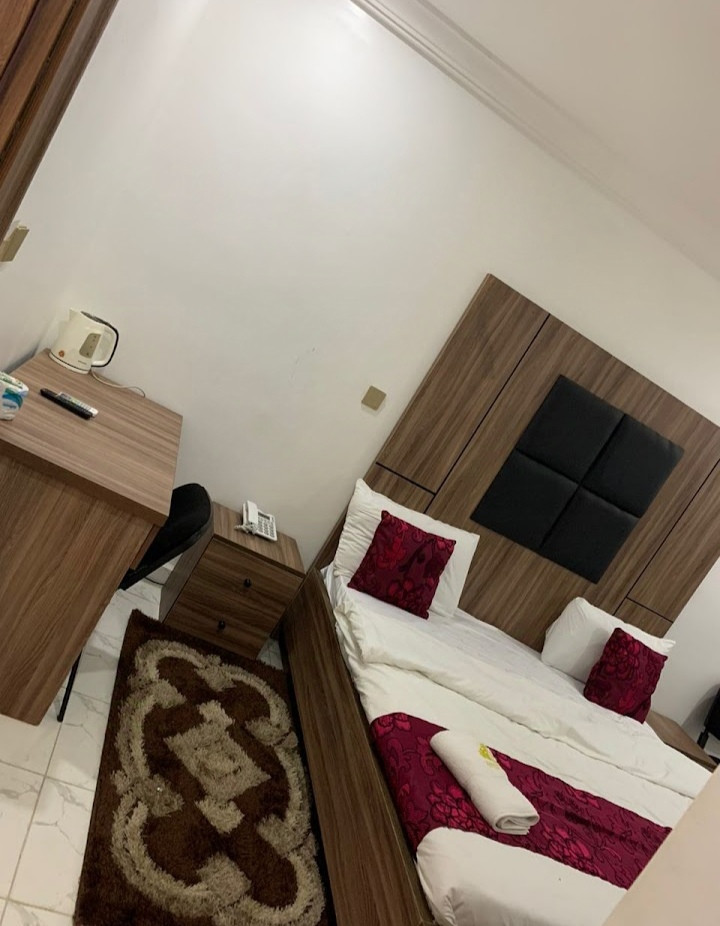 LIMOH SUITES GOLD, NO 45 IBUDE STREET OFF BOUNDARY ROAD GRA, BENIN CITY, EDO STATE.For Easy Bookings And Reservations, Please Contact Cloza App Representative On Call And Watsapp. Details Below