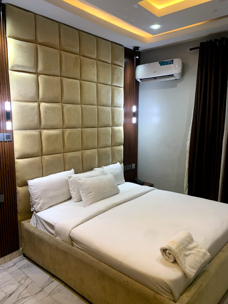 HOTEL DE PAPI, NO:14 ERIC OHARISI STREET SLAUGHTER ROAD UGHELLI. EXECUTIVE SUITE. For Easy Bookings And Reservations, Please Contact Cloza App Representative On Call And Watsapp. Details Below