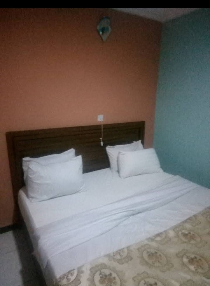 SWISS 33 HOTEL AND SUITES, NO 250 AIRPORT ROAD, OKO-OGBA GRA, BENIN CITY, EDO STATE. For Easy Bookings And Reservations, Please Contact Cloza App Representative On Call And Watsapp. Details Below
