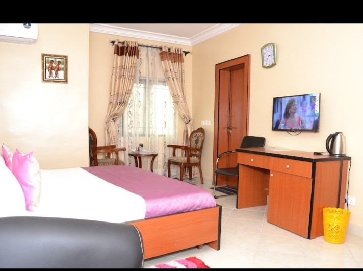 LIMOH SUITES GOLD, NO 45 IBUDE STREET OFF BOUNDARY ROAD GRA, BENIN CITY, EDO STATE. For Easy Bookings And Reservations, Please Contact Cloza App Representative On Call And Watsapp. Details Below