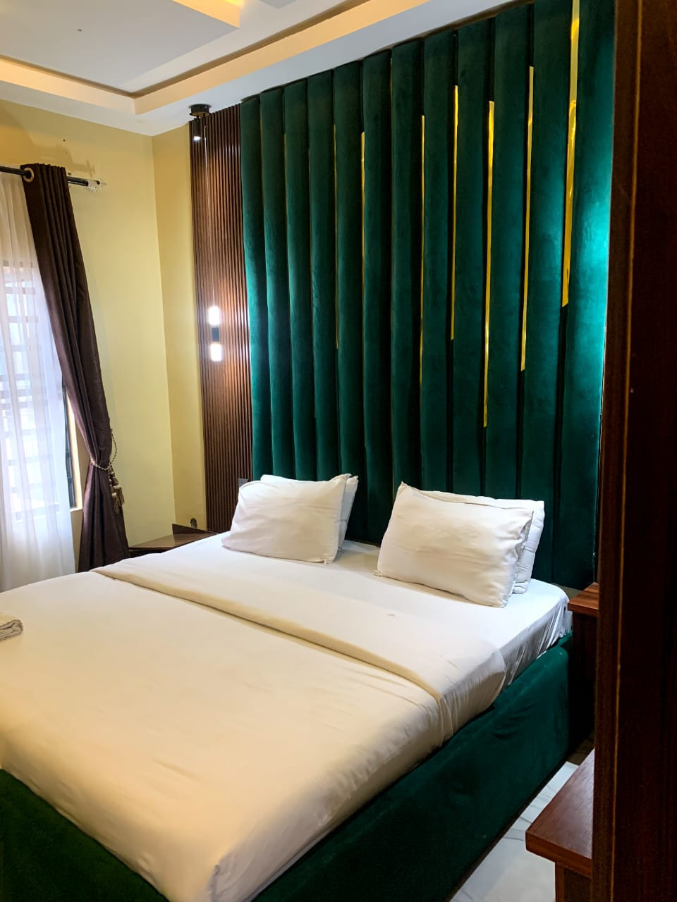 HOTEL DE PAPI, NO:14 ERIC OHARISI STREET SLAUGHTER ROAD UGHELLI. For Easy Bookings And Reservations, Please Contact Cloza App Representative On Call And Watsapp. Details Below